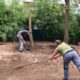 Aushub der Fallschutzgrube und Befüllen der Sandgrube mit Mutterboden