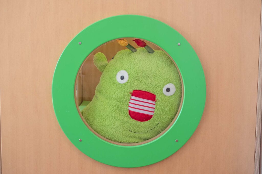 Plüschmonster im grünen Bullauge