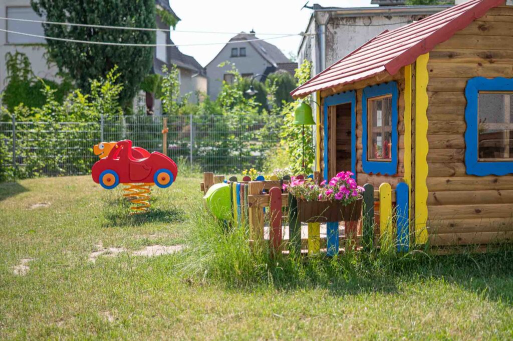 Spielhaus mit Wippe im Garten