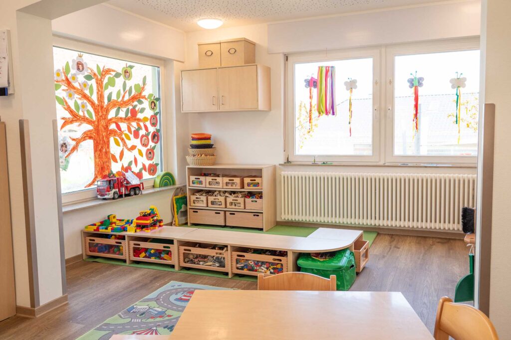 Spielecke mit Fensterbildern und Bausteinen